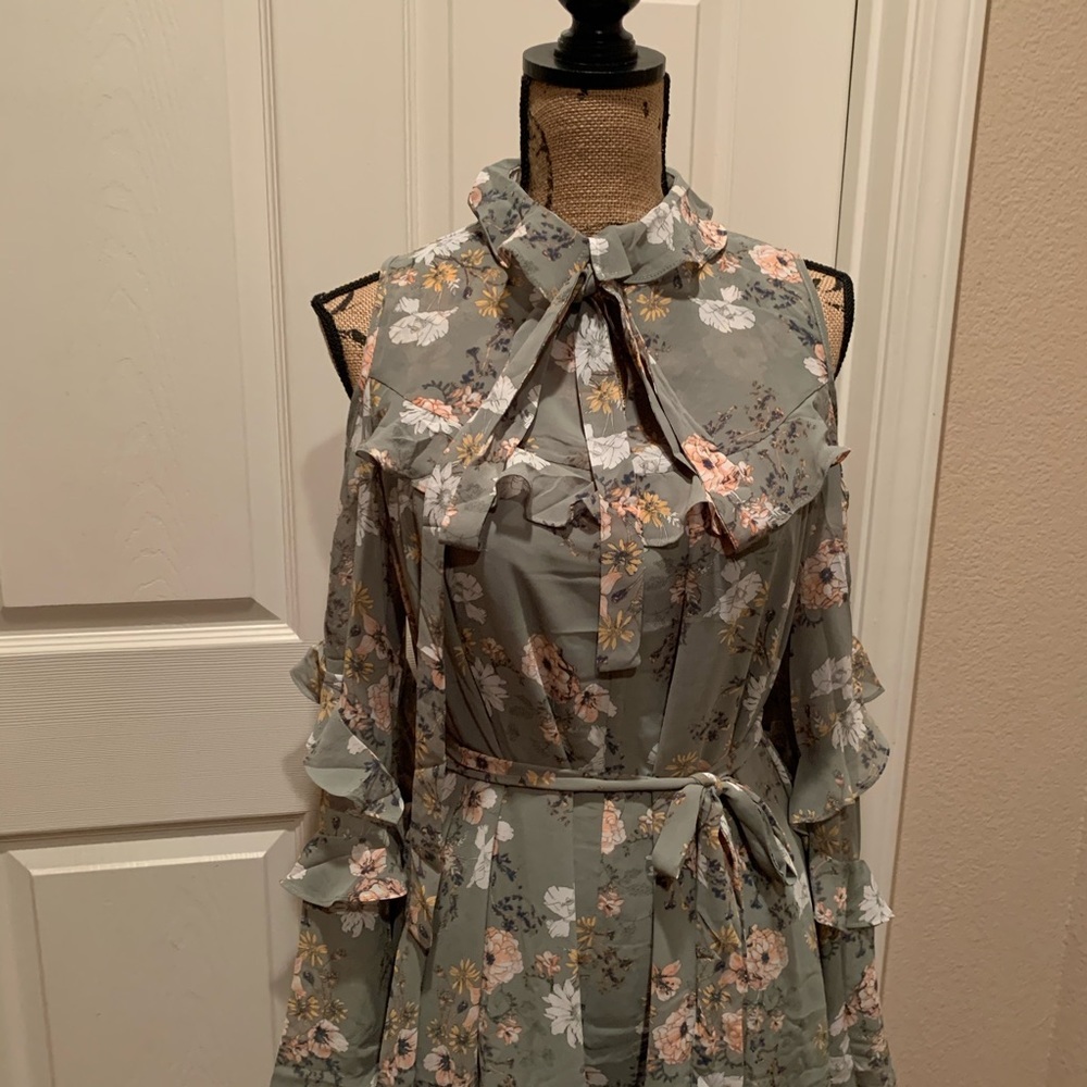 Mint green floral print dress with cold sh… - Picture 2 of 5